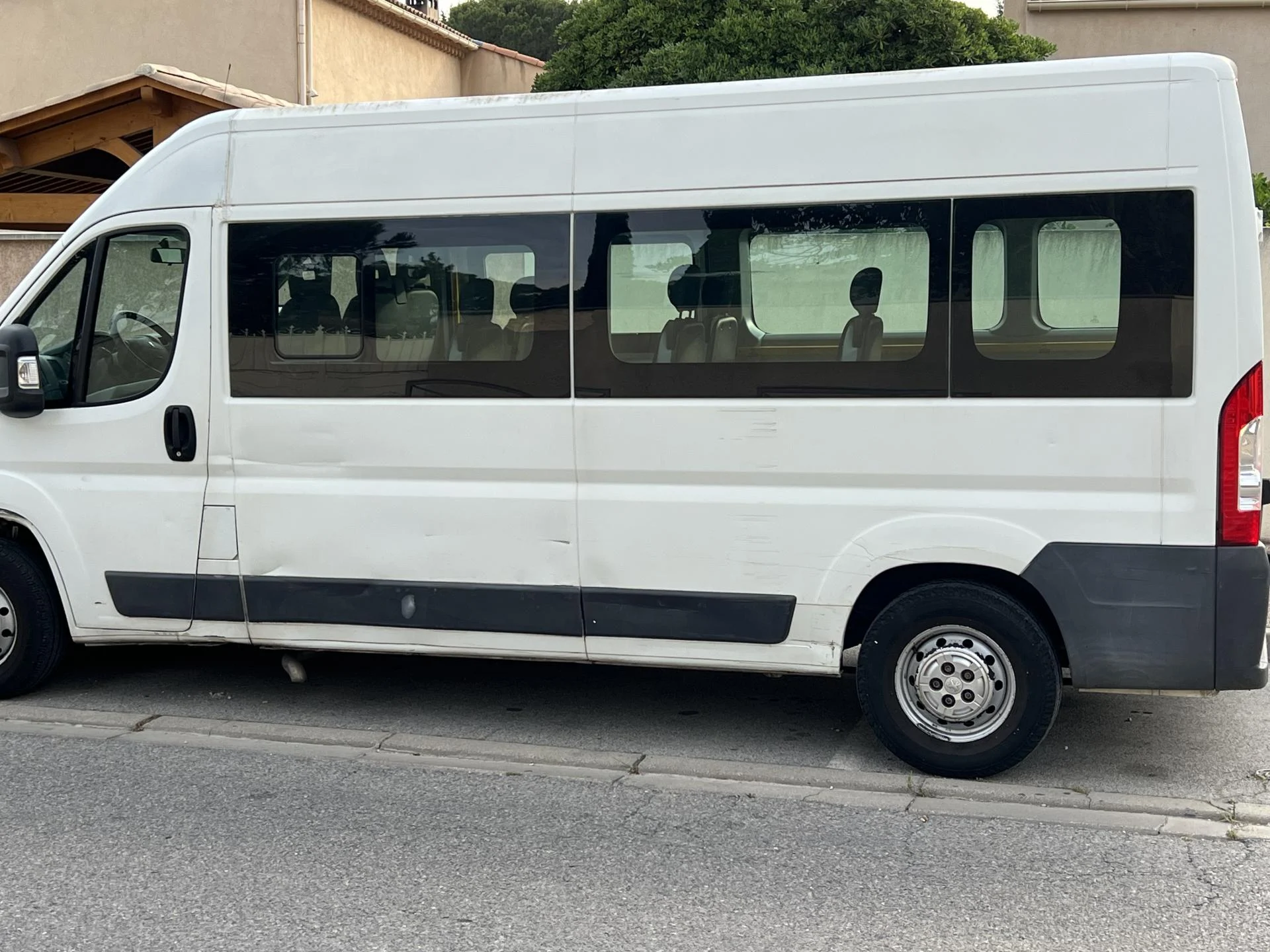 Minibus 9 places dont 3 fauteuils